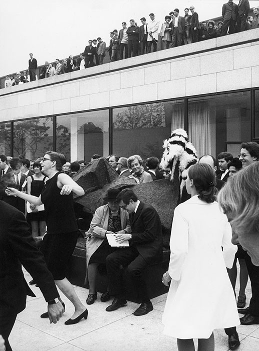 DEEDS NEWS -Neue-Nationalgalerie-Eroeffnung-1968-Erster-Rundgang-Skulpturengarten-Klaus-Lehnartz