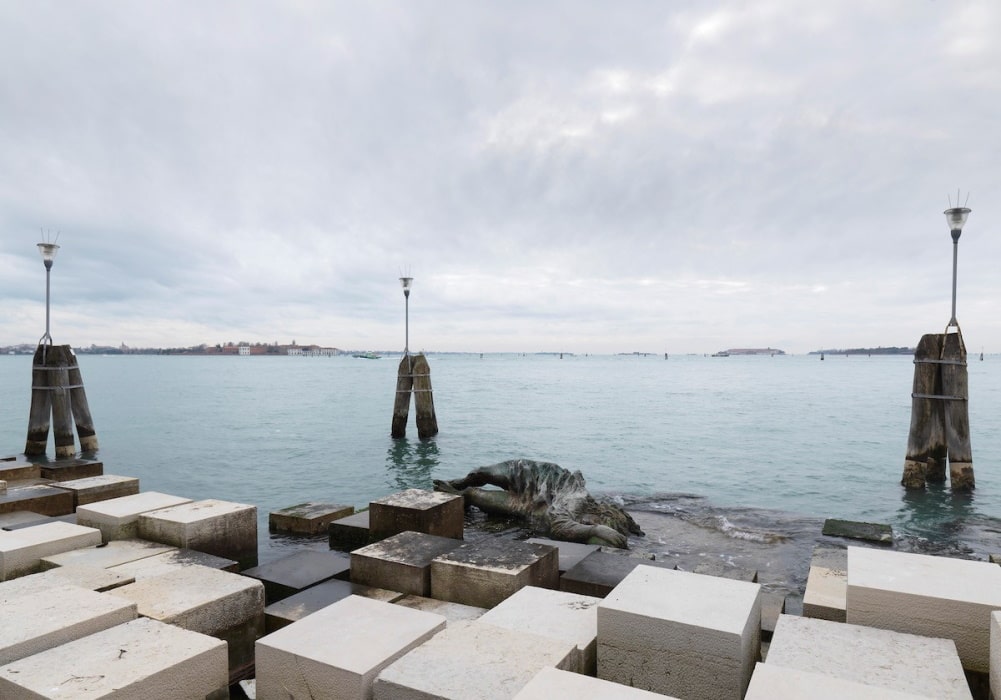 DEEDS NEWS - Biennale di Venezia - Augusto Murer - Denkmal für die Partisanin- Foto Jens Ziehe-min