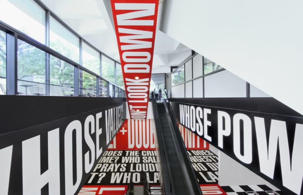 DEEDS NEWS - courtesy of the artist Hirshhorn Museum and Sculpture Garden and Sprüth Magers - Barbara Kruger - Foto Cathy Carver