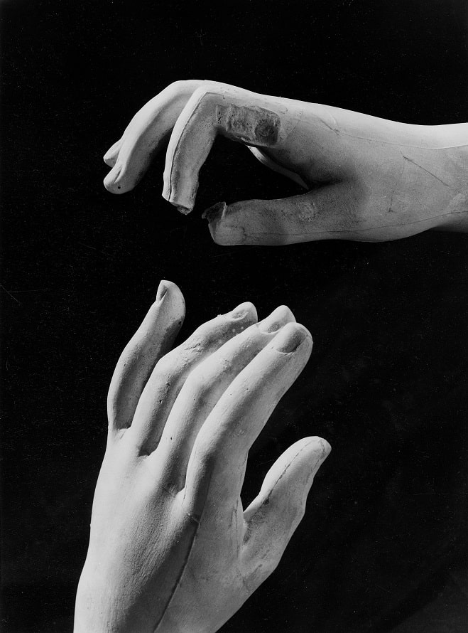 DEEDS NEWS - Detailansicht zweier Hände - photo Andres Kilger