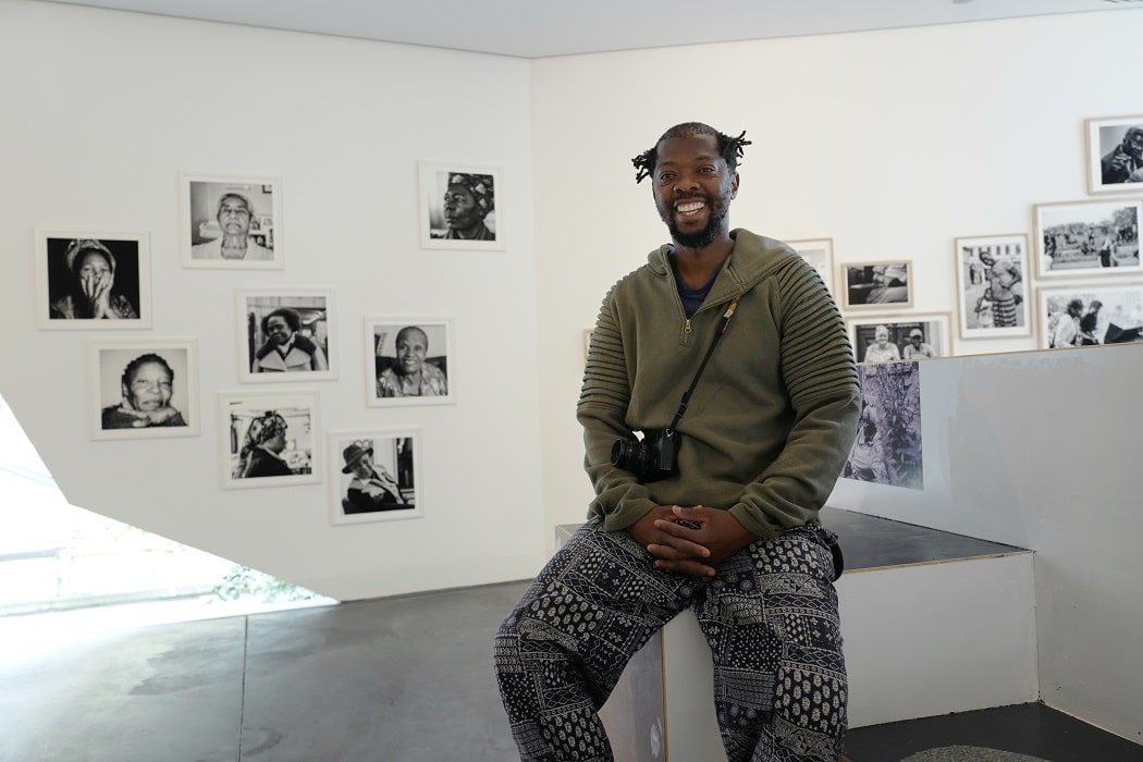 DEEDS NEWS Museumsquartier Osnabrueck Black faces in white space Foto Kerstin Hehmann