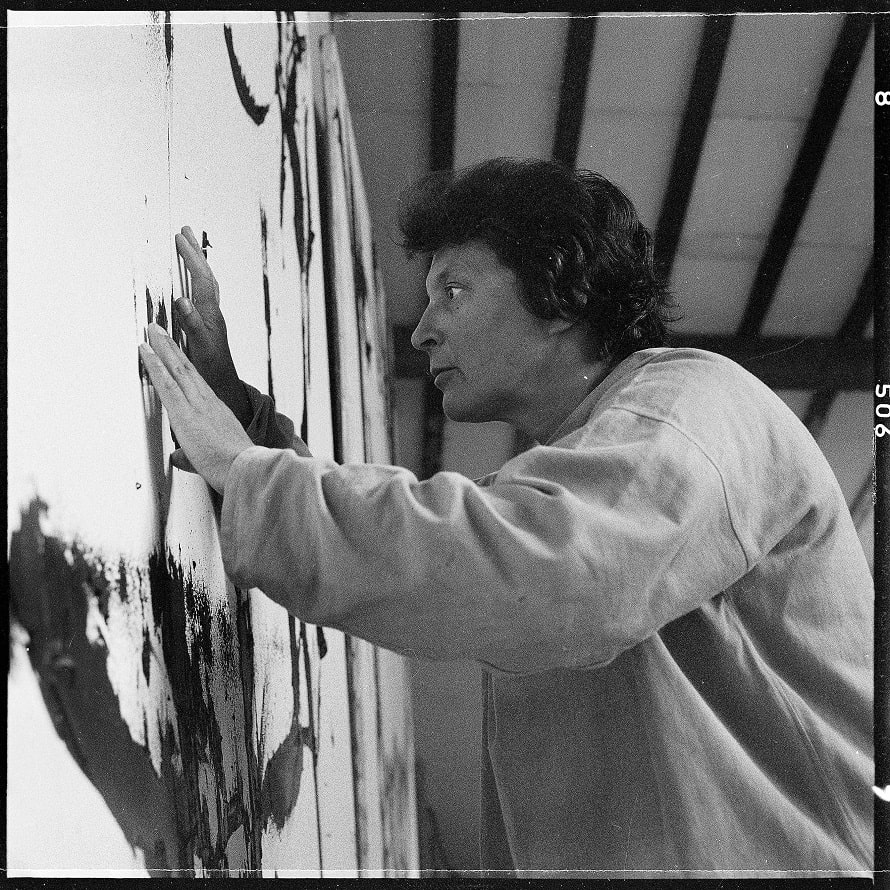DEEDS NEWS- Courtesy of Neue Nationalgalerie - Judit Reigl in ihrem Atelier in Marcoussis, 1964 Fonds de Dotation Judit Reigl
