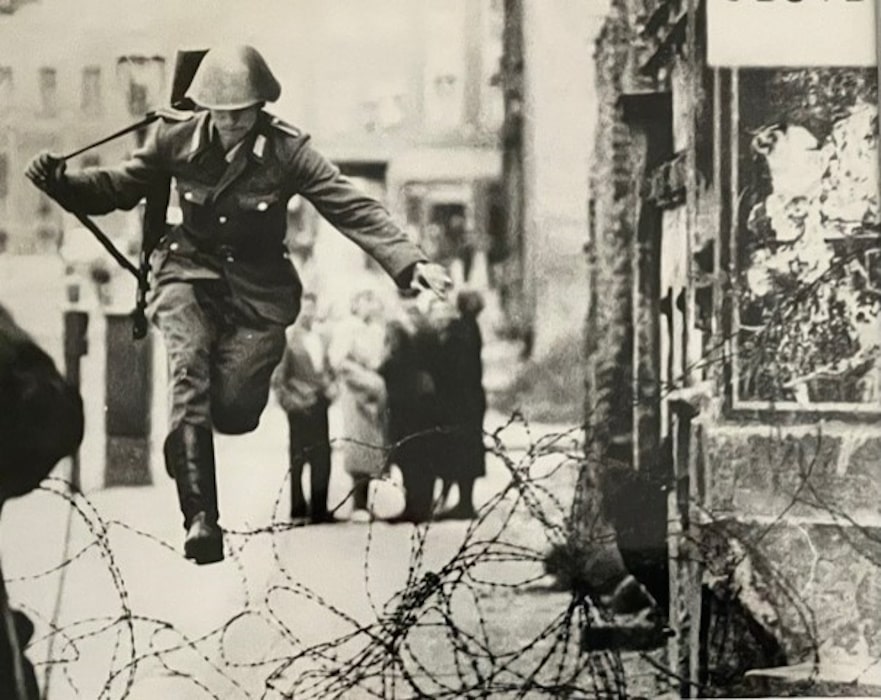 DEEDS NEWS - CSR ART - Urban Encounters - Peter Leibing - Sprung in die Freiheit 1961