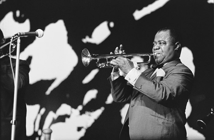 DEEDS NEWS - Jazzmusiker Louis Armstrong während seines Konzertauftritts im März 1965, Messehalle Leipzig. Foto Evelyn Richter © SLUB Deutsche Fotothek Richter, Evelyn
