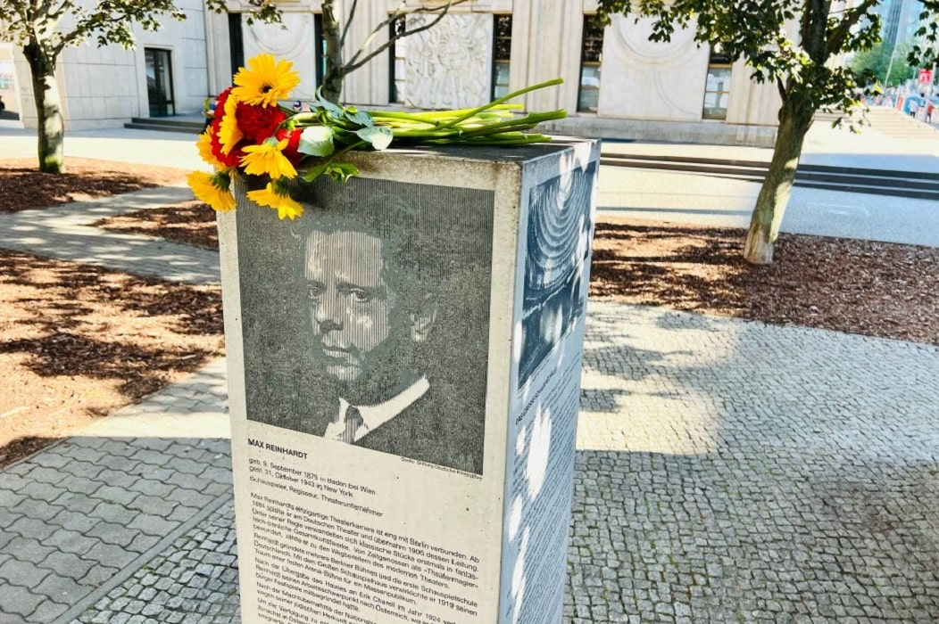 DEEDS NEWS - Friedrichstadt-palast berlin - Stele vor dem FriedrichstadtPalast - photo Friedrichstadtpalast