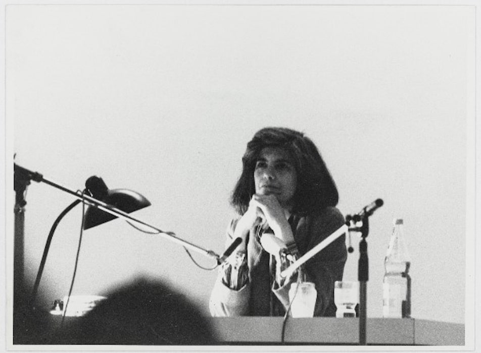 DEEDS NEWS - Susan Sontag reads essays at Kuenstlerhaus Bethanien - 1979 - Foto M. Dorigatti