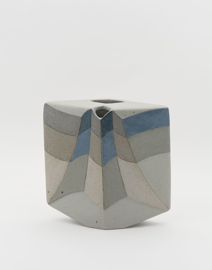 DEEDS.NEWS-Kunstgewerbemuseum-Antje Brüggemann-Vase in quadratischer Form mit optischem Dekor-Foto Saturia Linke