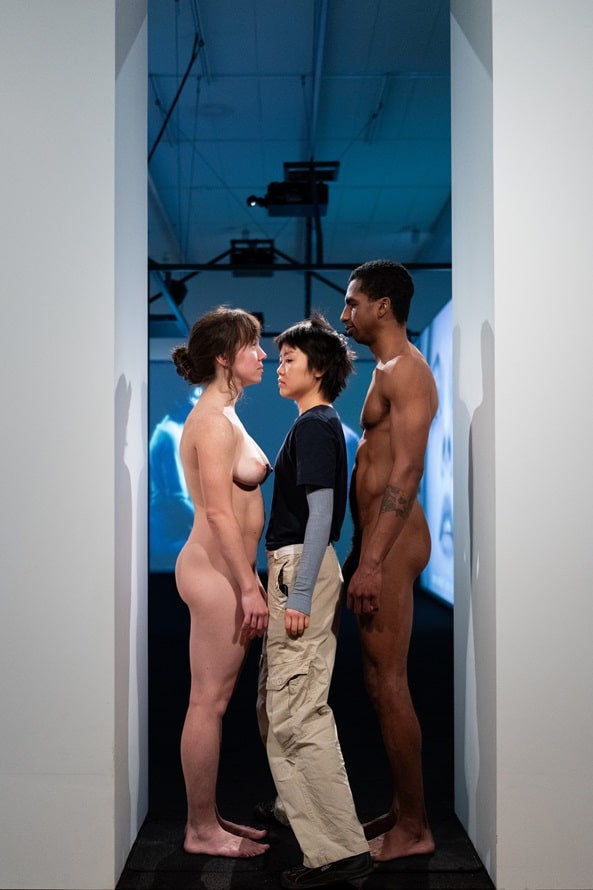 DEEDS.NEWS - Stedelijk Museum Amsterdam - Marina Abramovic - Live reperformance Imponderabilia - Photo Fabian Landewee