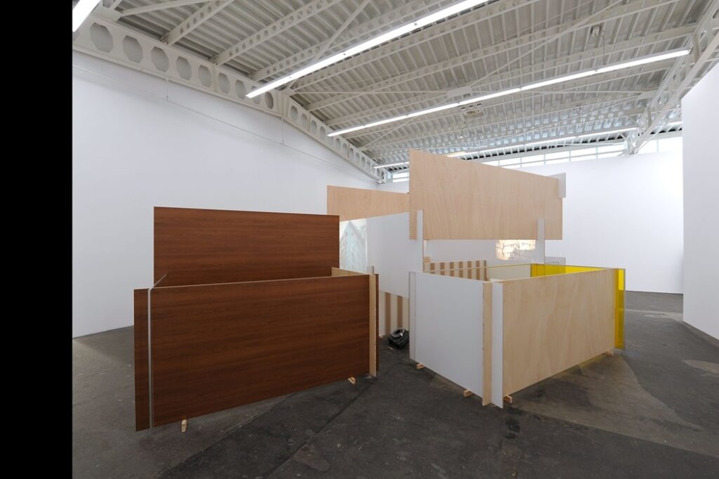 DEEDS-NEWS-Hamburger-Bahnhof-Der-Westen-musste-nicth-im-Osten-ankommen-Andrea-Pichl-Doublebind-2011.jpg
