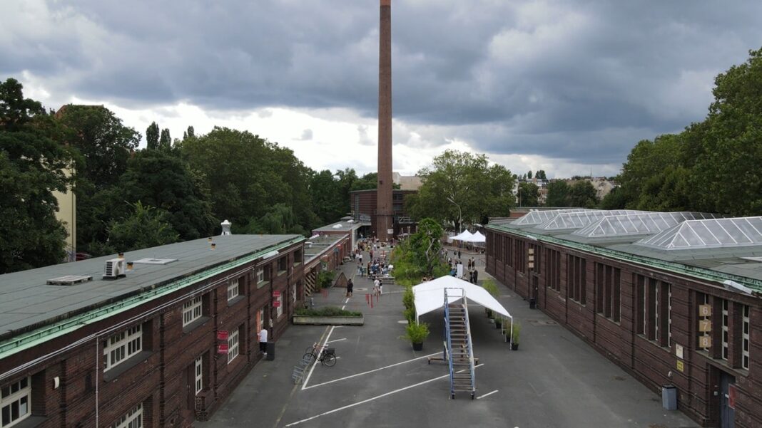 DEEDS-NEWS-n.b.k.-in-den-Uferstudios-und-den-Uferhallen-INDUSTRY-Uferstudios-Blick-von-der-Badstrasse-Richtung-Schornstein-Foto-Aaron-Williams.jpg
