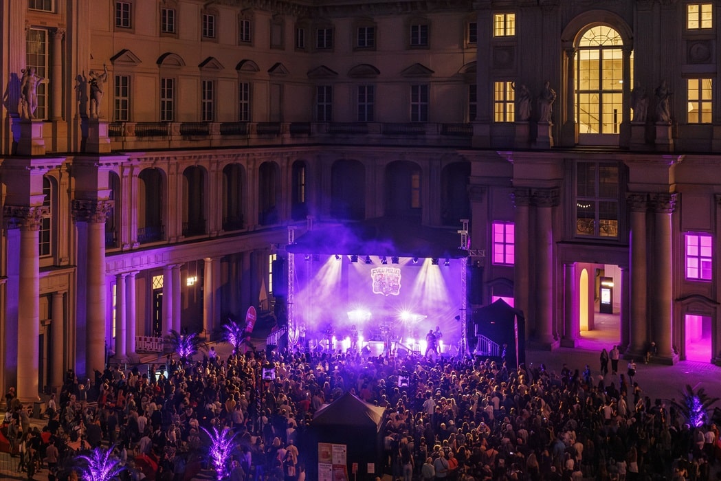 DEEDS-NEWS-Somm-Saison-Humboldt-Forum-Besucherinnen-beim-Konzert-von-Fulu-Miziki-Durchlueften-am-08-08-2024-Stiftung-Humboldt-Forum-im-Berliner-Schloss-Foto-Frank-Sperling.jpg
