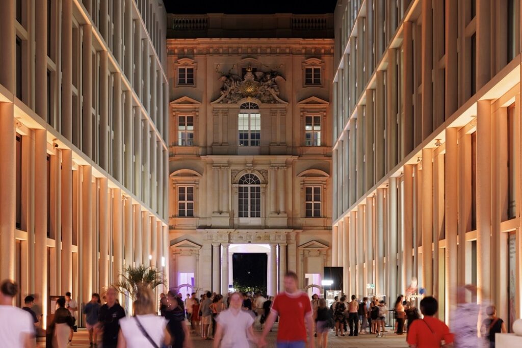 DEEDS-NEWS-Somm-Saison-Humboldt-Forum-Lange-Nacht-der-Museen-2024-im-Humboldt-Forum-Stiftung-Humboldt-Forum-im-Berliner-Schloss-Foto-Frank-Sperling.jpg
