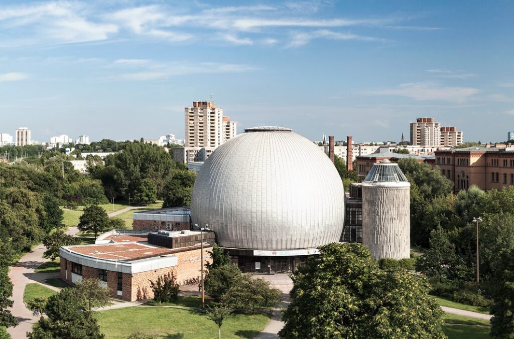 DEEDS-NEWS-Zeiss-Groiplanetarium_Aussenansicht_Copyright_SPB_NatalieToczek-01.jpg
