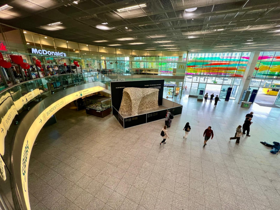 DEEDS.NEWS - Berlin Ostbahnhof - Die Welle - courtesy by the artist