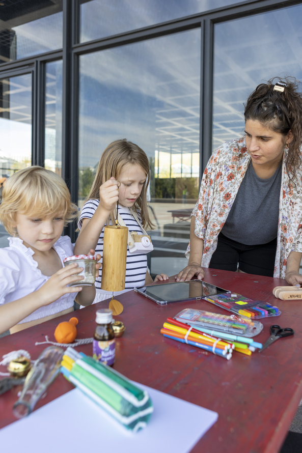 DEEDS - Kollektives Erleben Das Sommerferienprogramm 2025 - Neuen Nationalgalerie - UK_in_NNG_RtE_Raus-ins-Atelier_Podcast_2022-188