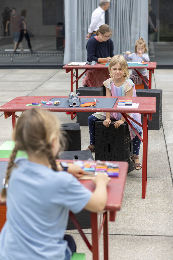 DEEDS - Kollektives Erleben Das Sommerferienprogramm 2025 - Neuen Nationalgalerie - UK_in_NNG_RtE_Raus-ins-Atelier_Skulptur_2022-302