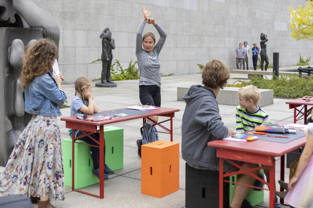 DEEDS - Kollektives Erleben Das Sommerferienprogramm 2025 - Neuen Nationalgalerie - UK_in_NNG_RtE_Raus-ins-Atelier_Skulptur_2022-316