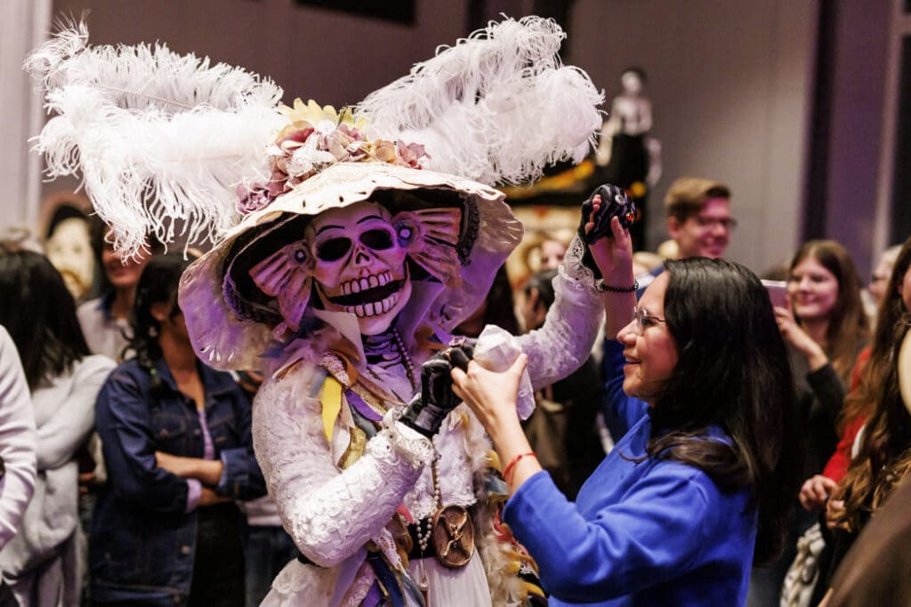 DEEDS NEWS - Katrina Dia de Muertos - Foto Frank Sperling