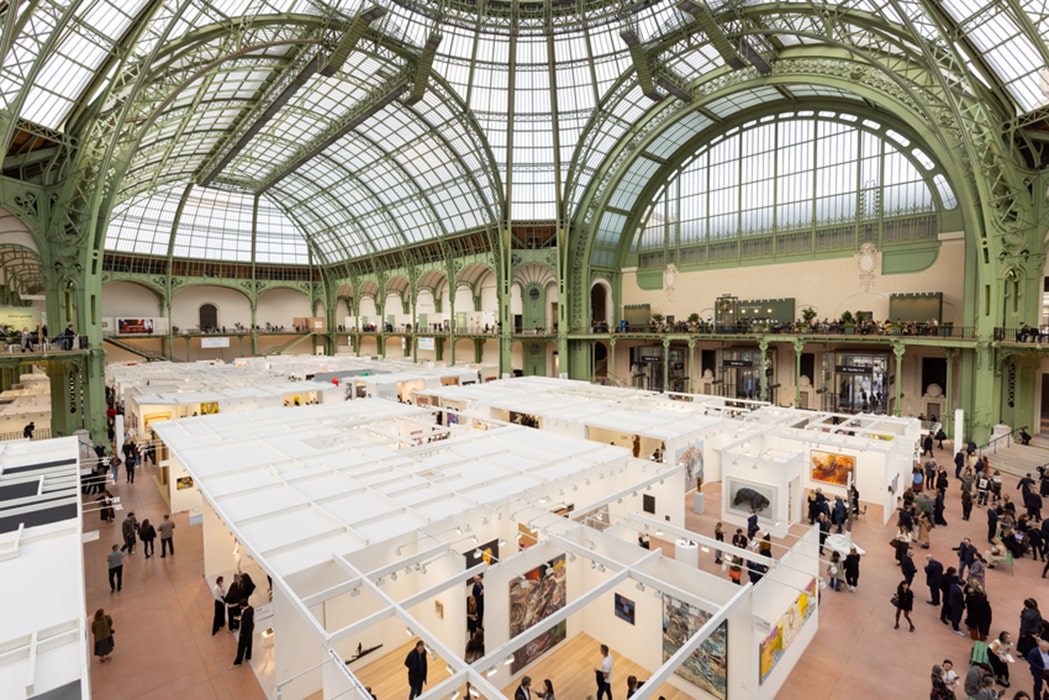 Die Art Basel Paris kehrt im Oktober dieses Jahres in das renovierte Grand Palais zurück und stellt die Stadt und ihr avantgardistisches Erbe in den Mittelpunkt der diesjährigen Ausgabe.
