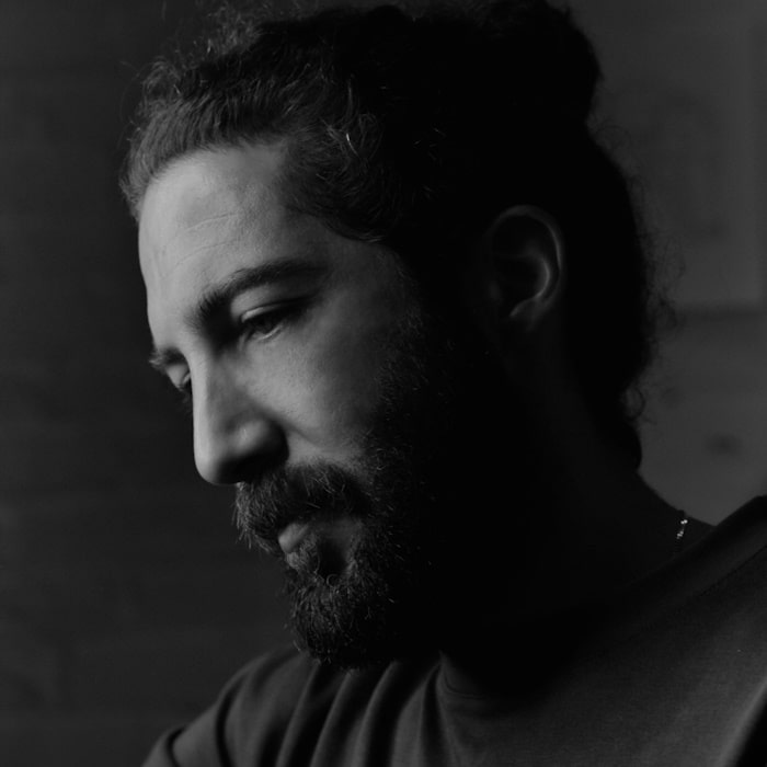 DEEDS NEWS - Artist Mo Ganji - Portrait-min