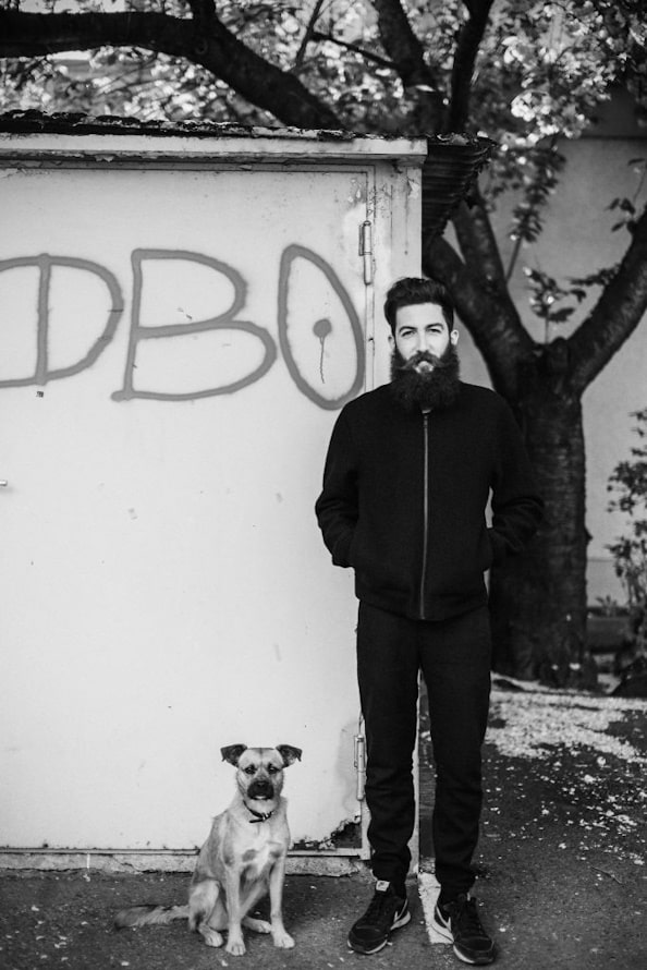 DEEDS NEWS - Artist Mo Ganji - Portrait with dog-min