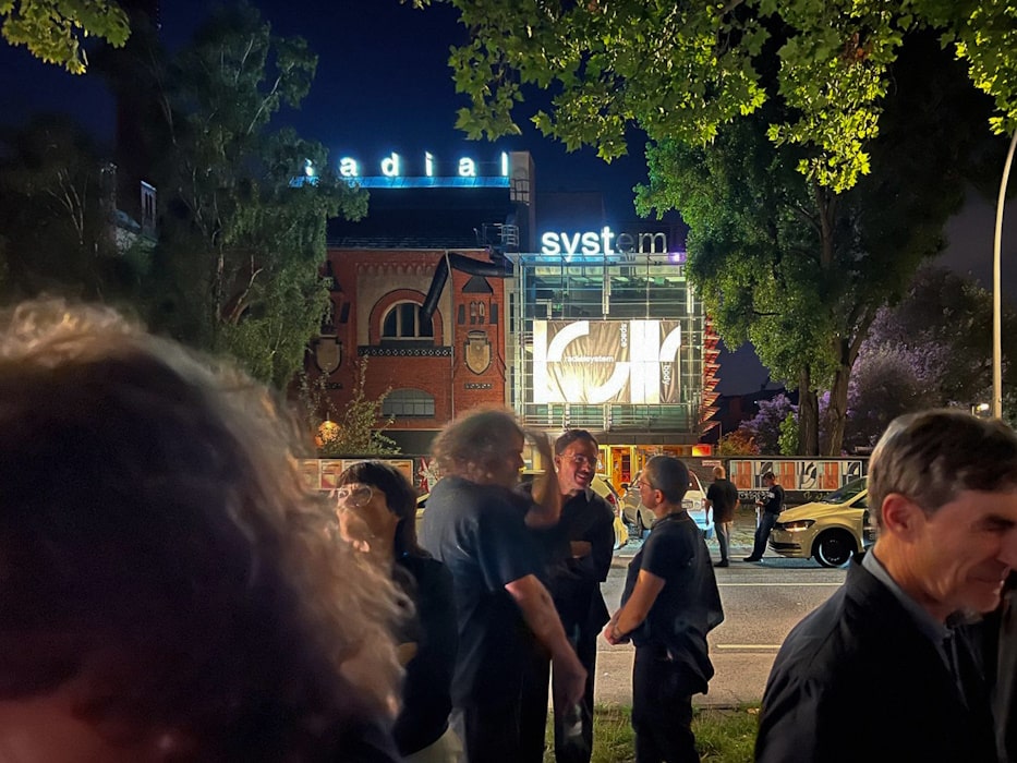 DEEDS NEWS - Eroeffnung radialsystem Lichtinstallation Mischa Kuball 2025 -c- Archiv Studio Mischa Kuball