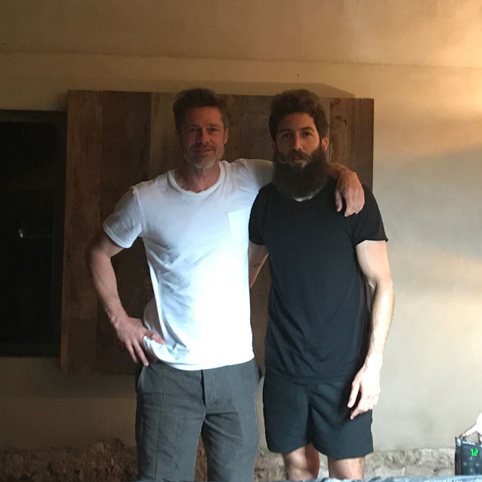 DEEDS.NEWS - Artist Mo Ganji mit Brad Pitt