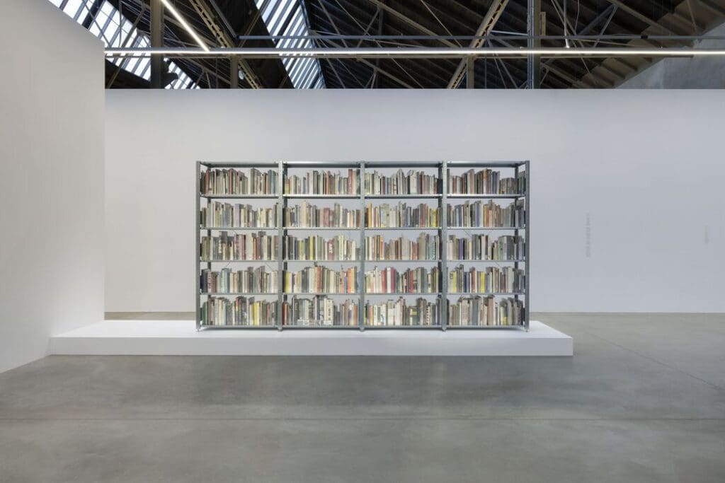 DEEDS NEWS – Mehdi Chouakri – Saâdane Afif – The Fountain Archives (Bookshelves) – Photo Mehdi Chouakri