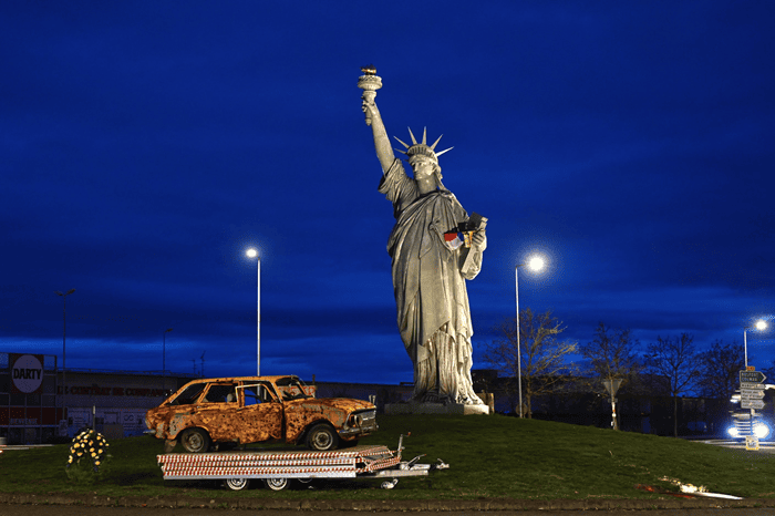 DEEDS NEWS - Künstlerische Intervention von Volker-Johannes Trieb zum vierten Jahrestag des russischen Angriffs auf die Ukraine