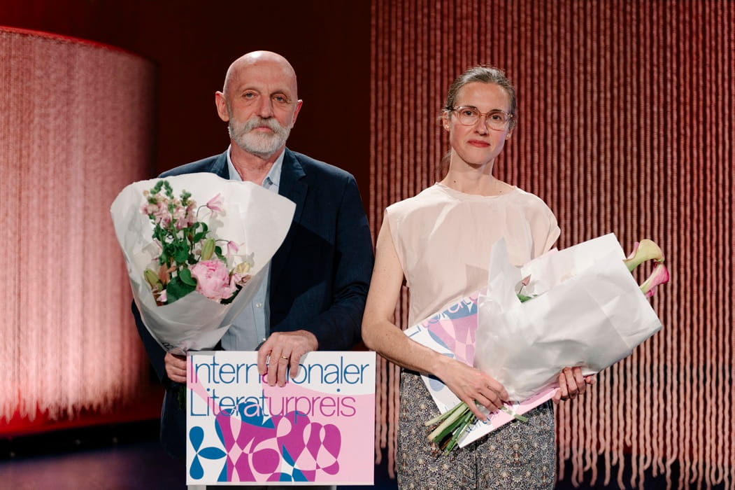 DEEDS-NEWS-Haus-der-Kulturen-der-Welt-Internationale-Literaturpreis-2026-Andras-Visky-und-Timea-Tanko-foto-Justus-Lemm-HKW.jpg