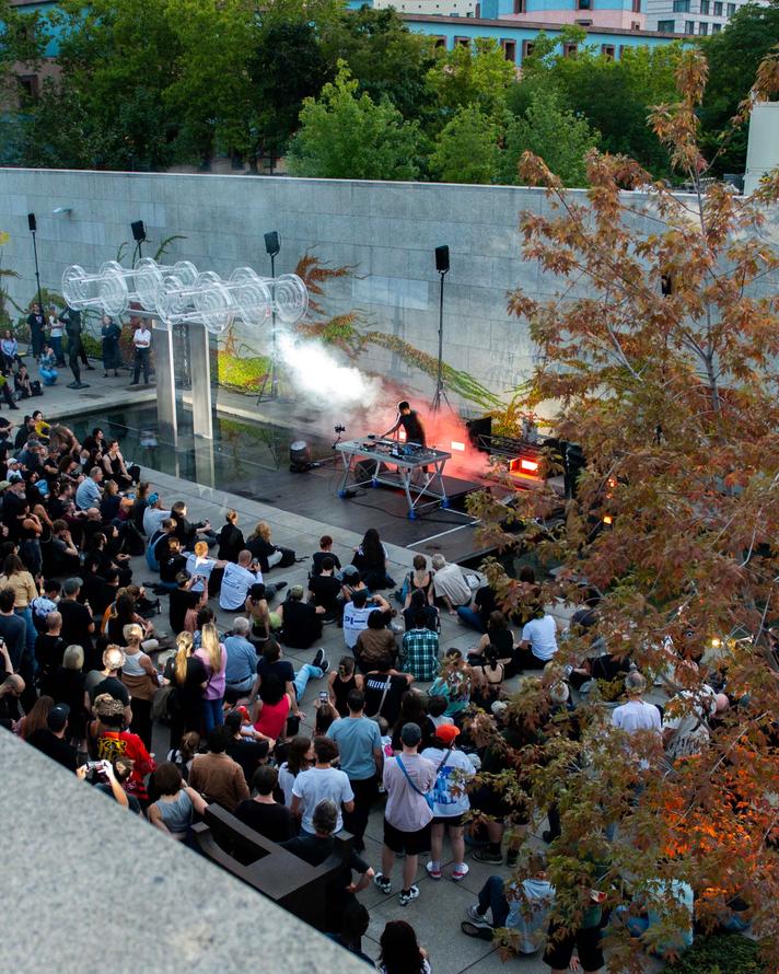 DEEDS NEWS_Neue_Nationalgalerie_Sound_in_the_Garden_Nik_Mantilla