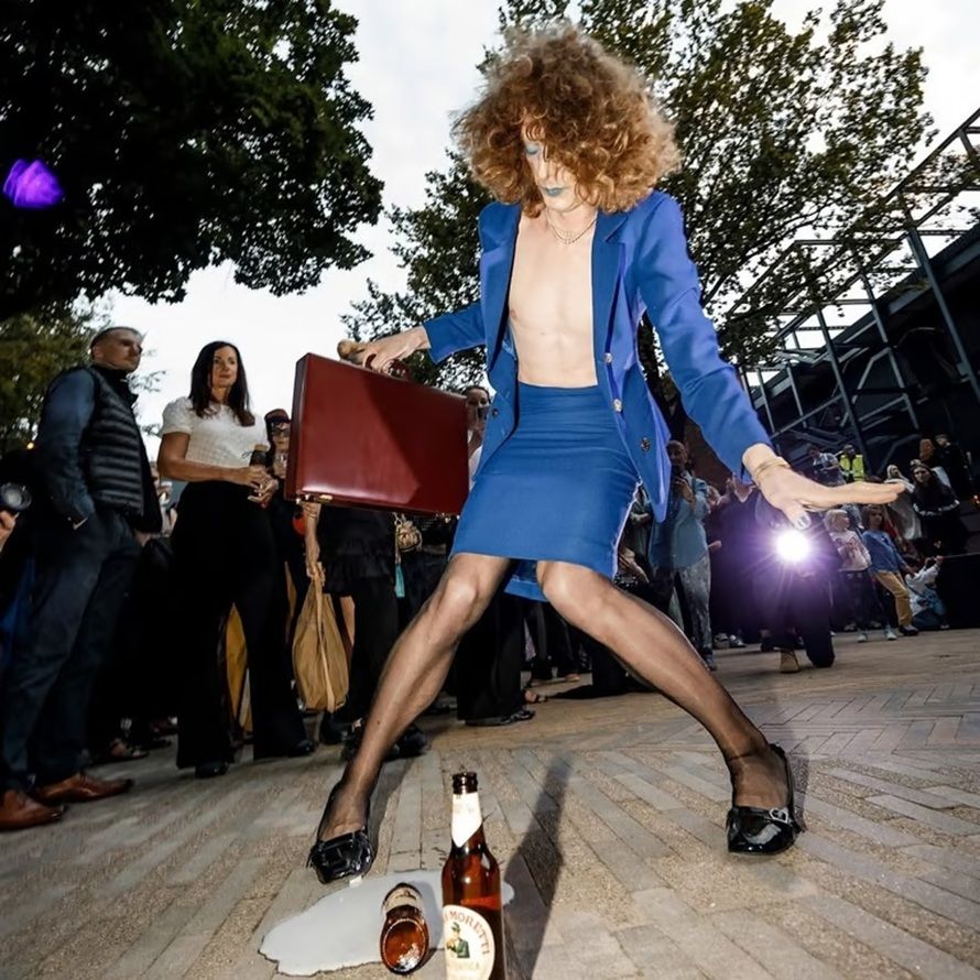 DEEDS-NEWS-Berlin-Art-Week-2026-Pickle-Bar-Filpka-Rutkowska-The-Iron-Lipstick-Performance-at-Survival-Kit-Festival-Riga-2025-Courtesy-of-Filipka-Rutkowska.jpg
