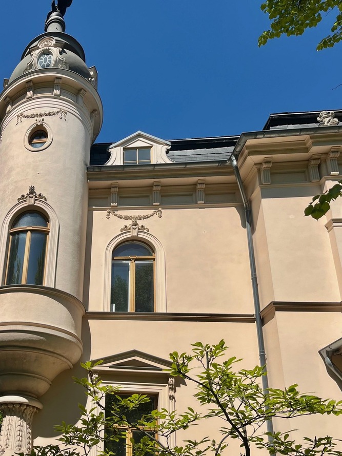 DEEDS NEWS - Galerie Schindler - Villa von Kleist - Aussenansicht Turm - Sandra Schindler