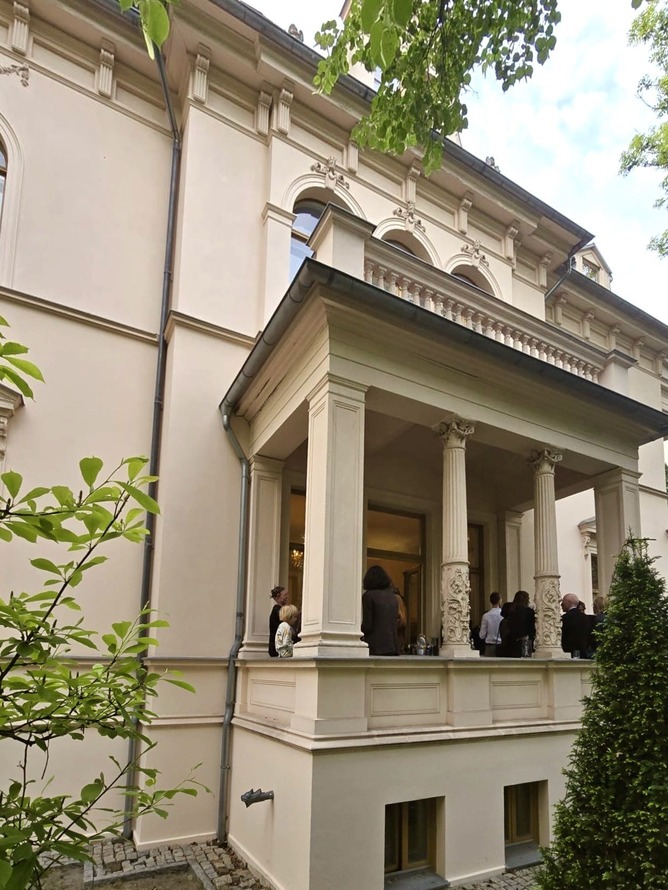 DEEDS NEWS - Galerie Schindler - Villa von Kleist - Aussenansicht Front - Sandra Schindler